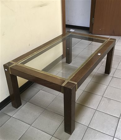 Tavolino da salotto in legno con gambe squadrate, inserti in ottone e piano...