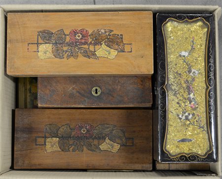 Cartone contenente numerose scatole in legno e latta di diversa epoca (difetti)