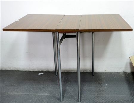 Tavolino ad alette con base in acciaio e piano a finto legno (cm 66x76x27)...