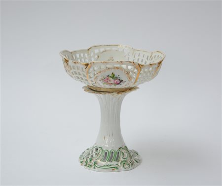 Cestino in ceramica traforata decorata a riserve profilate in oro e centrate...