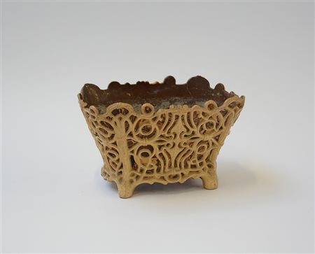 Piccolo centrotavola in terraglia decorato in rilievo ed a finto marmo,...