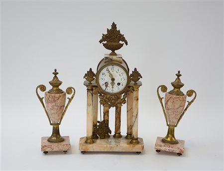 Lotto composto da una pendola a portico in marmo e bronzo con quadrante...
