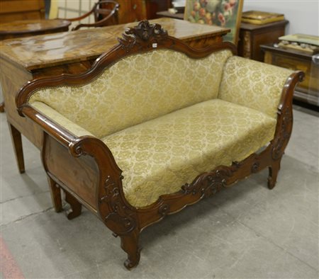 Divano in noce con schienale e braccioli sagomati e intagliati, secolo XIX