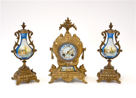 Trittico da camino in bronzo e porcellana dipinta con decoro a paesaggi,...