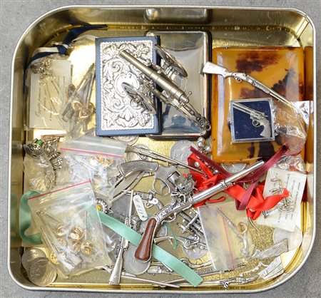 Scatola contenente numerosi toys in argento e metallo e altri oggetti diversi