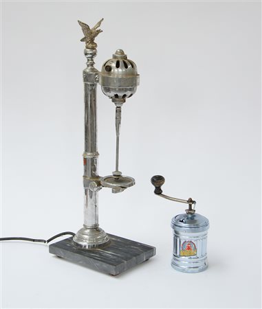 Lotto composto da un frullatore sormontato da aquila a tutto tondo, base in...