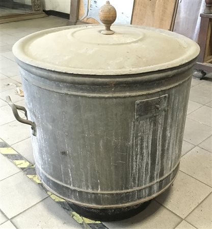 Lotto composto da un pentolone da bucato con coperchio e una carrucola (difetti)