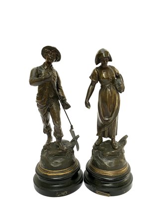Lotto di due sculture in metallo raffiguranti contadini (h cm 30) poggianti...