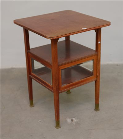 Tavolino in legno dolce con vano a vetrina e puntali in ottone (cm 55x75x55)...