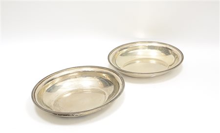 Coppia di portadolci ovali in argento con bordo cesellato a palmette (cm...