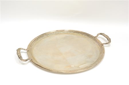 Vassoio tondo biansato in argento con manici decorati in rilievo e bordo...