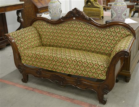 Divano in noce con cimasa e fascia intagliate a volute, secolo XIX