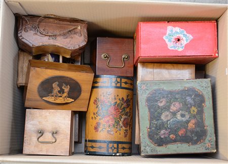 Cartone contenente numerose scatole in legno