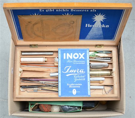 Cartone contenente numerosi oggetti da cucito e scatole in latta