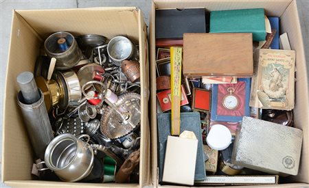 Due cartoni contenenti oggetti diversi