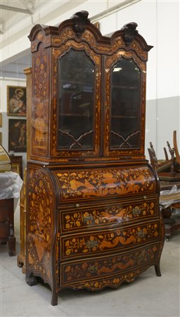 Mobile a due corpi interamente intarsiato in legni vari a volute e fiori....