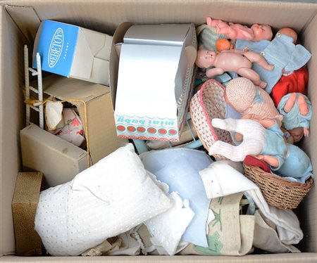 Scatola contenente numerosi giocattoli di diversa epoca