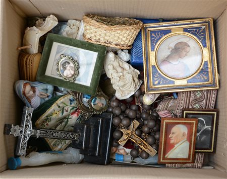 Cartone contenente numerosi oggetti di diversa epoca e materiale ad uso...