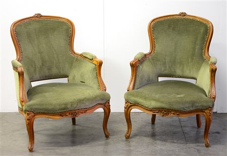 Coppia di poltrone con cimasa intagliata rivestite in velluto verde