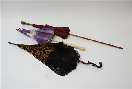 Lotto composto da tre ombrellini da sole, inizio secolo XX