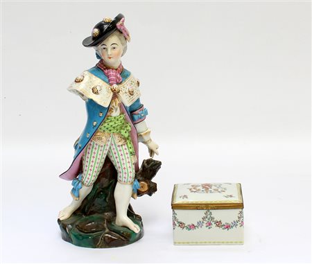 Lotto di porcellane composto da una scatolina con coperchio centrato da...