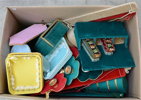 Cartone contenente numerosi oggetti rivestiti in velluto