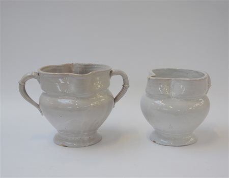 Manifatture del secolo XIX, coppia di versatoi in terraglia smaltata bianca...