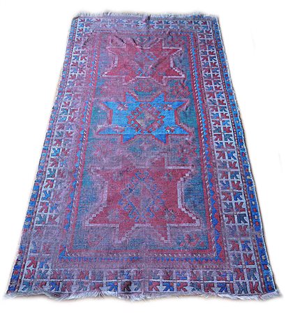 Tappeto Kazak, Caucaso, inizio secolo XXDecoro con tre medaglioni, due rossi...