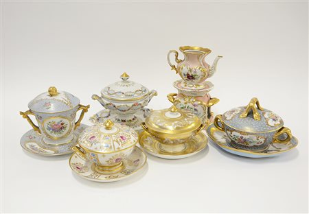 Lotto composto da cinque scatole in porcellana e ceramica ed una veilleuse di...