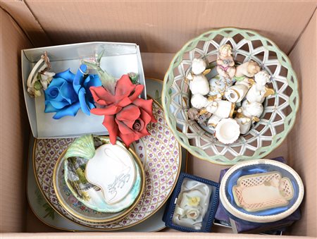 Cartone contenente numerosi oggetti in ceramica di diverso uso e fattura...