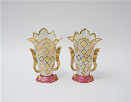 Due vasi biansati in porcellana decorati a motivi geometrici in policromia e...