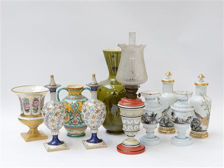 Lotto composto da dieci oggetti diversi in opaline e ceramica (difetti e...