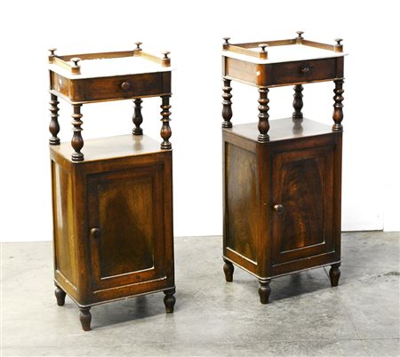 Coppia di comodini ad un cassetto e ad un’anta con montanti torniti (cm...