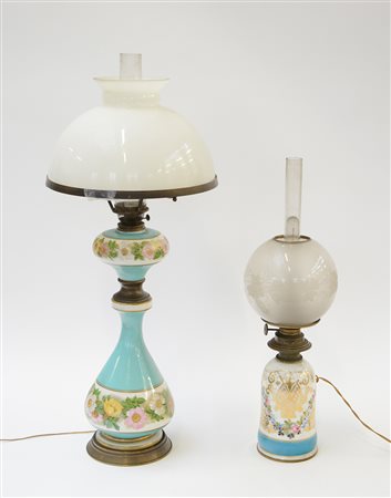 Lotto composto da due lampade ad olio in porcellana di diverso decoro (difetti)