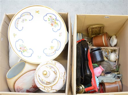 Due cartoni contenenti numerosi oggetti diversi