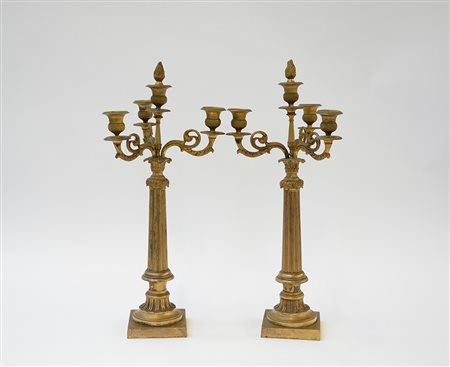 Coppia di candelieri in bronzo a quattro fiamme con fusto a colonna scanalata...