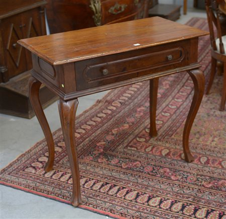 Tavolino in noce ad un cassetto con gambe mosse (cm 85x76x46) (difetti)