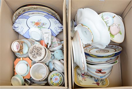 Due scatoloni contenenti numerose ceramiche di decoro e manifattura diverse