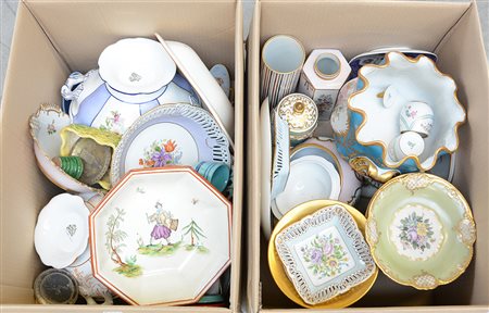 Due scatoloni contenenti numerose ceramiche di decoro e manifattura diverse