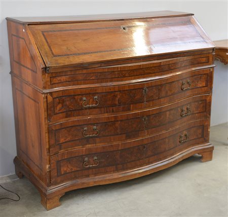 Comodino a tre cassetti filettati e radicati, specchiature incorniciate e...