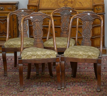 Lotto composto da quattro sedie a gondola di misure diverse del secolo XIX...