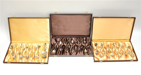 Lotto di tre scatole contenenti numerosi cucchiaini suovenir in argento e...