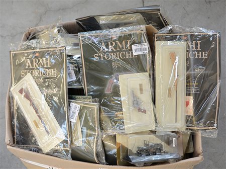 Cartone contenente una parte della collezione "Armi Storiche", edita Dachette
