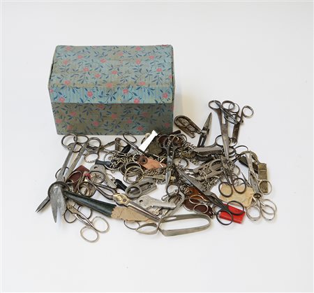 Scatola contenente numerose forbici di diversa epoca