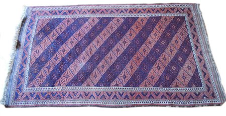 Tappeto Beluchistan, Persia, fine secolo XIX.Decoro a righe diagonali divise...