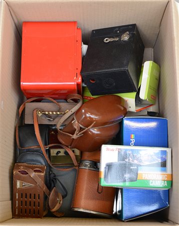 Cartone contenente numerose macchine fotografiche e oggetti diversi (difetti)