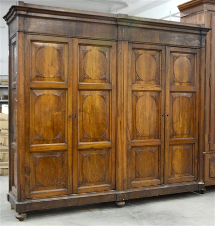 Armadio in noce a quattro ante pannellate, piedi torniti, secolo XIX (cm...