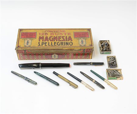 Scatola in latta contenente numerose penne di diversa epoca