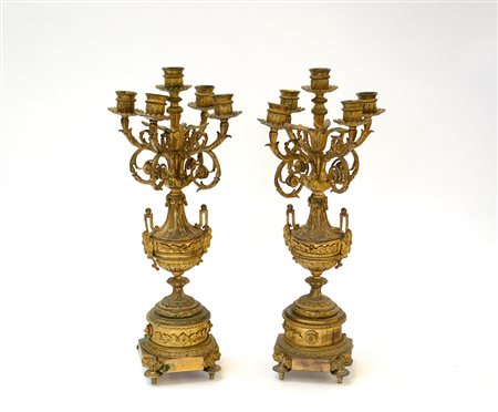 Coppia di candelabri in bronzo dorato a cinque luci con decori fogliacei (h...