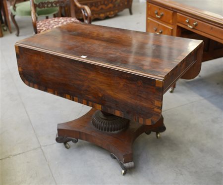 Tavolo ad alette ad un cassetto sotto piano con gamba centrale a colonna...